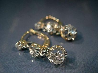 null Paire de pendants d ‘oreilles en or deux tons sertis de diamants taillés en...