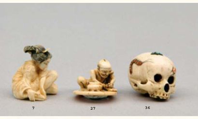 null NETSUKE en ivoire représentant un crâne incrusté d'in-sectes en Shibayama. 
Japon,...