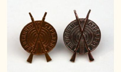 null INSIGNES MILITAIRES
Deux Insignes de bon tireur (1870-1909)
Bronze.