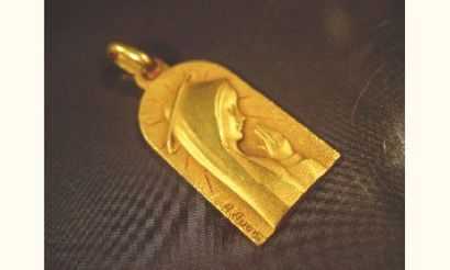 null Médaille Augis en arceau en or jaune, Vierge
Poids : 3.70 g