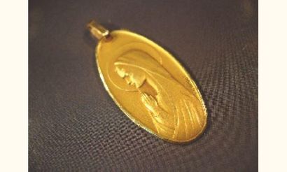 null Médaille ovale en or jaune, Vierge
Poids : 3.50g