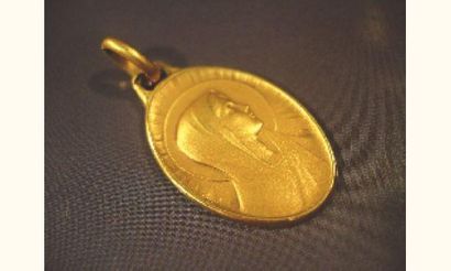 null Médaille ovale Augis en or jaune, Vierge
Poids : 3.30g