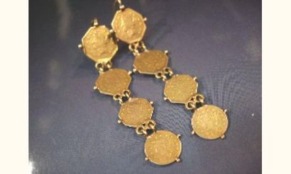 null Paire de pendants d 'oreilles en or jaune formés d'une suite de petites pièces...