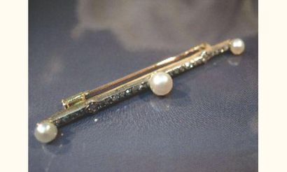 null Broche barrette en or sertie de perles et diamants taillés en roses.
Vers 1930.
Poids...