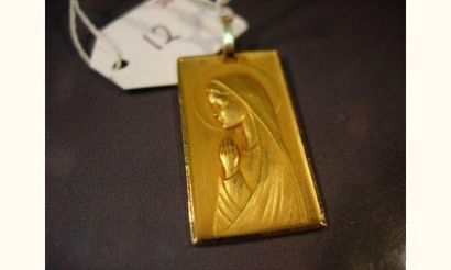 null Médaille rectangulaire en or représente la Vierge.
Poids : 3.80g