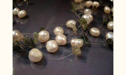null Collier formé de huit fils de perles de culture et quartz verts polis. Fermoir...