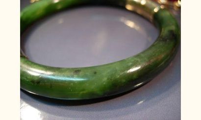 null Bracelet rigide en pierre dure verte. Accident