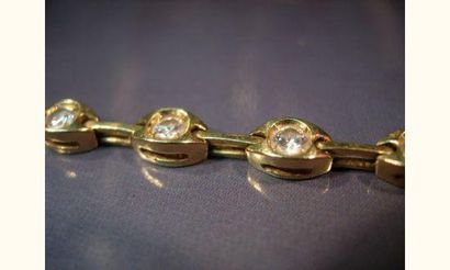 null Bracelet en or jaune à maillons ronds sertis de diamants taille brillant pour...