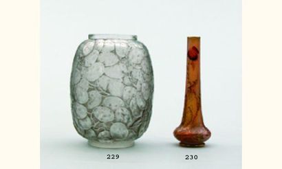 null DAUM NANCY. Vase soliflore en verrerie gravée en camée à l'acide et émaillé...