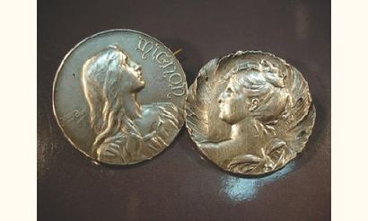 null Deux broches circulaires Art Nouveau en argent à décor de femmes.
Vers 1900.
Poids...