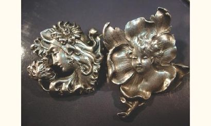 null Deux broches Art Nouveau en argent finement ciselées de femmes.
Vers 1900.
Poids...