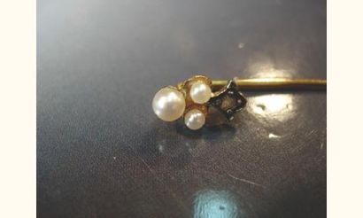 null Epingle de cravate en or ornée d'un trèfle serti de perles et diamant taillé...