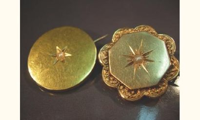 null Lot de deux broches rosaces en or jaune serties de perles.
Vers 1900.
Une épingle...