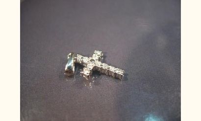 null Petite croix en or gris sertie de diamants