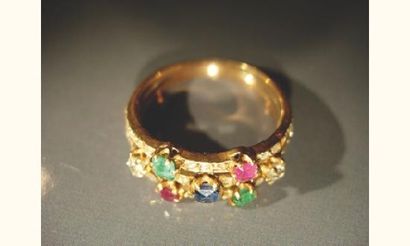 null Bague en or jaune formée de trois anneaux sertis de rubis émeraudes et saphirs,...