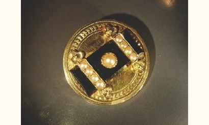 null Broche circulaire en or jaune guilloché sertie d 'onyx et de perles. Vers 1900.
Poids...