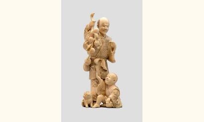 null OKIMONO en ivoire représentant un noble montrant une branche de kaki à un enfant...