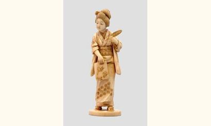 null OKIMONO en ivoire représentant une geisha tenant une plume et un parchemin sur...