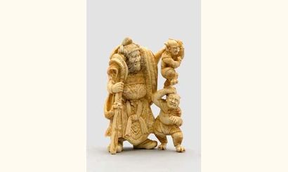 null OKIMONO en ivoire représentant Shoki avec deux Oni.

Japon, fin du XIXe siècle....