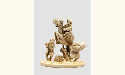 null OKIMONO en ivoire représentant un homme sur un cheval qui se cabre bousculant...