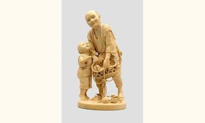 null OKIMONO en ivoire représentant un paysan portant une corbeille de kaki, un enfant...