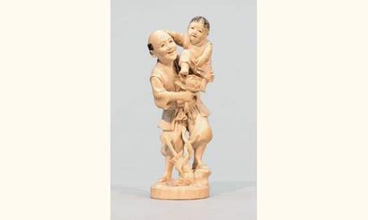 null OKIMONO en ivoire représentant un homme portant son enfant dans les bras, une...