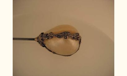 null Epingle à chapeau en métal orné d'une soufflure de perle.
Vers 1900