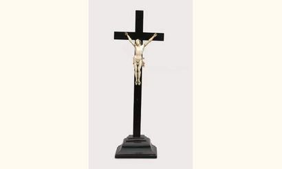 null CHRIST EN CROIX en ivoire, la croix en bois noirci.

Travail de la fin du XIXe...