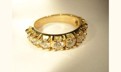 null Demi alliance en or jaune sertie de diamants taille brillant en ligne pour environ...