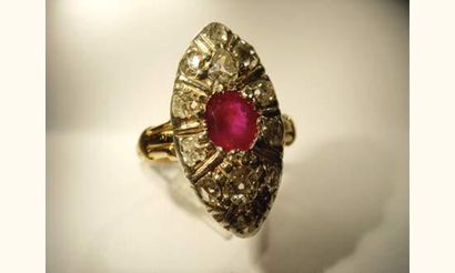 null Bague marquise en or deux tons sertie d'un rubis coussin et de diamants taillés...