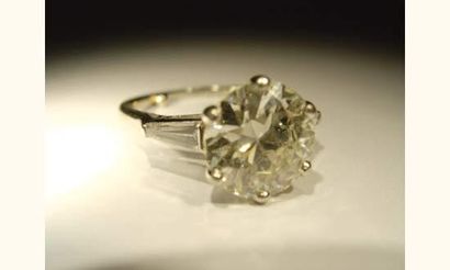 null Bague en platine centrée d'un diamant demi taille de 2.43 carat, épaulé de deux...