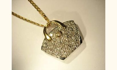null Pendentif sac en or serti de diamants pour 0.80 carat environ, ouvrant, et chaîne...