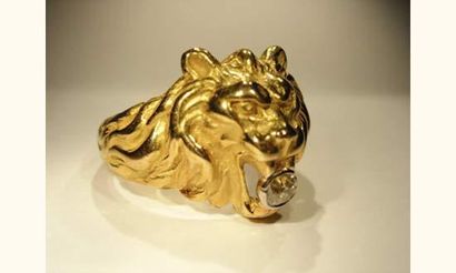 null Bague en or jaune ciselé d'une tête de lion, sertie d'un diamant taille ancienne....