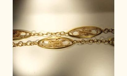 null Long collier en or jaune maillons ovales filigranés.
Vers 1900. 
Poids : 23.80g....