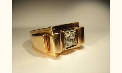 null Bague à rouleaux en or jaune centrée d'un diamant taille ancienne de 0.75 carat...