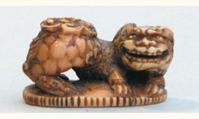 null NETSUKE en ivoire à patine ambrée figurant un chi chi assis. 

Japon, début...