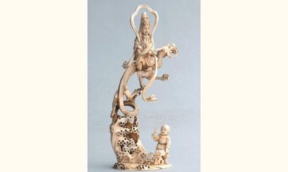 null OKIMONO en ivoire représentant Benten avec un enfant et un dragon surgissant...