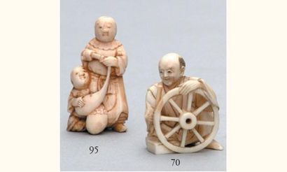 null NETSUKE en ivoire représentant un artisan réparant une roue, signé Shumin. 

Japon,...