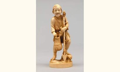 null Okimono en ivoire représentant un pécheur tenant un harpon et mettant un poisson...