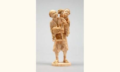 null Okimono en ivoire représentant un homme debout, tenant un jouet représentant...