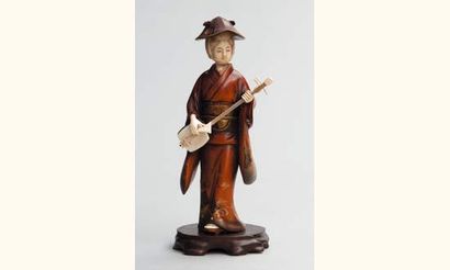 null Okimono en bois et en ivoire représentant une Bijin jouant du Shamizen, le Kimono...