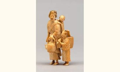 null Okimono en ivoire représentant une paysanne portant un enfant sur son dos, une...