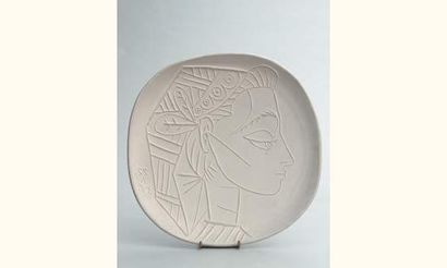 null Madoura et Pablo PICASSO
Portrait de Jacqueline de profil
Plat d'édition multiple...