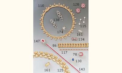null Bracelet ligne en or gris serti de rubis calibrés entre deux rangs de diamants....