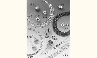 null Broche en or deux tons stylisant une rose en feuillage, le cœur serti d'une...