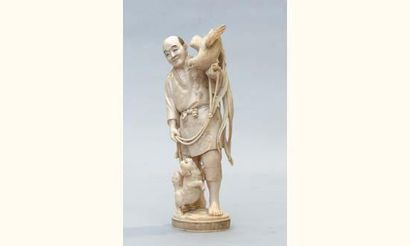 null Statuette en ivoire représentant un paysan un coq sur l'épaule et un chien à...