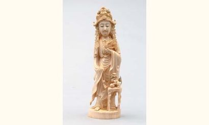 null Statuette en ivoire représentant la déesse Benten, une colombe dans la main,...