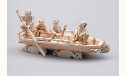 null Groupe en ivoire représentant trois hommes et un enfant dans un bateau sur les...