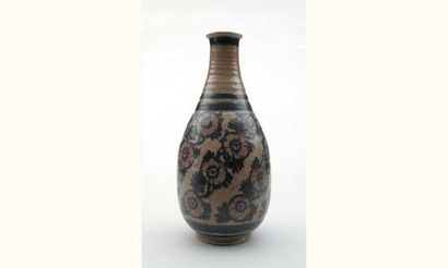 null Emile LENOBLE 1875-1939. Vase de forme bouteille en grès à décor peint émaillé...