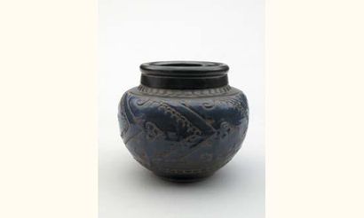 null Emile LENOBLE 1875-1939. Vase à panse ronde et large col en grès à décor émaillé...